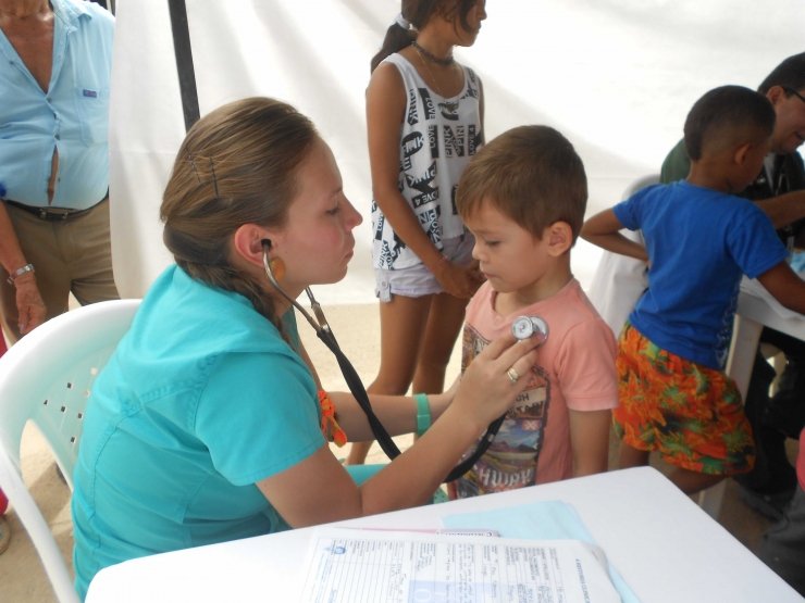 ESE Carmen Emilia Ospina realizó exitosa brigada de salud en el barrio Villa Amarilla de la Comuna 8