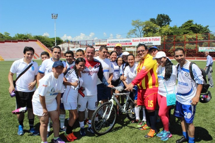 Jornada Deportiva y Cena de 15 Años ESE Carmen Emilia Ospina