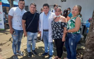 El presidente de Asojuntas de la Comuna Siete, Mauricio Gutiérrez, el presidente de la Junta de Acción Comunal del barrio Gaitán, Fernando Suárez, el gerente de la ESE, José Antonio Muñoz Paz, la presidenta del barrio San Martín y la secretaria de Salud de Neiva, Georgina Ramos, en una jornada de trabajo comunitario.