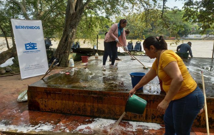 COLABORADORES PARTICIPARON EN UNA JORNADA DE LIMPIEZA LLEVADA A CABO EN EL PARQUE ISLA