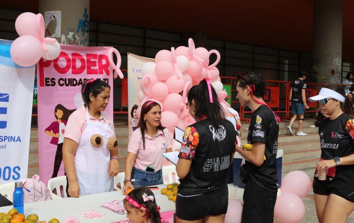 La ESE Carmen Emilia Ospina instaló un stand informativo y saludable donde los asistentes recibieron educación sobre la importancia de la detección temprana del cáncer de mama.