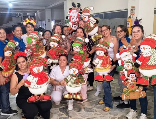 Funcionarias culminaron con éxito curso de elaboración de muñecos de Navidad