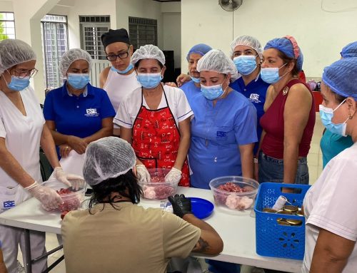 Funcionarios de la ESE Carmen Emilia Ospina culminaron cursos de pintura y elaboración de productos cárnicos